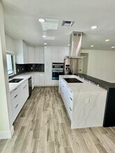 10075 Yamato Rd in Boca Raton, FL - Foto de edificio - Building Photo