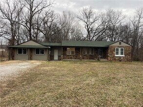 4600 E Huntsville Rd in Fayetteville, AR - Building Photo - Building Photo