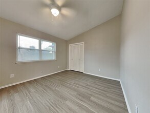 8615 Riverside Walk Ln in Houston, TX - Foto de edificio - Building Photo