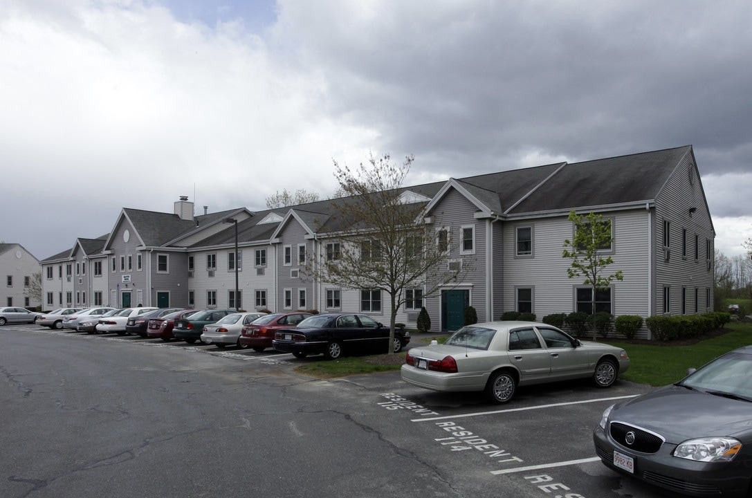 Oakwood Senior Estates in Swansea, MA - Building Photo