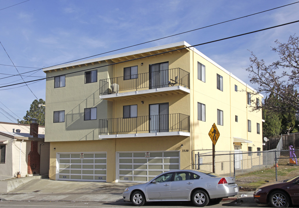 3320 MacArthur Blvd in Oakland, CA - Building Photo