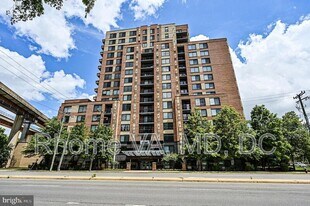 2451 Midtown Ave in Alexandria, VA - Building Photo