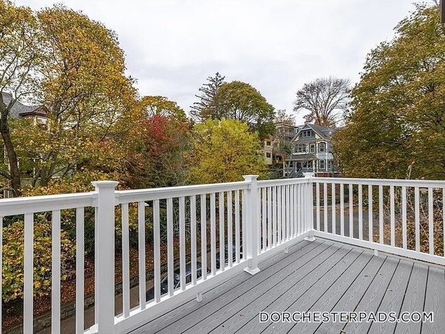 19 Sawyer Ave, Unit 1 in Boston, MA - Foto de edificio - Building Photo