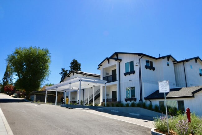Emerald Court Apartments in Atascadero, CA - Foto de edificio - Building Photo
