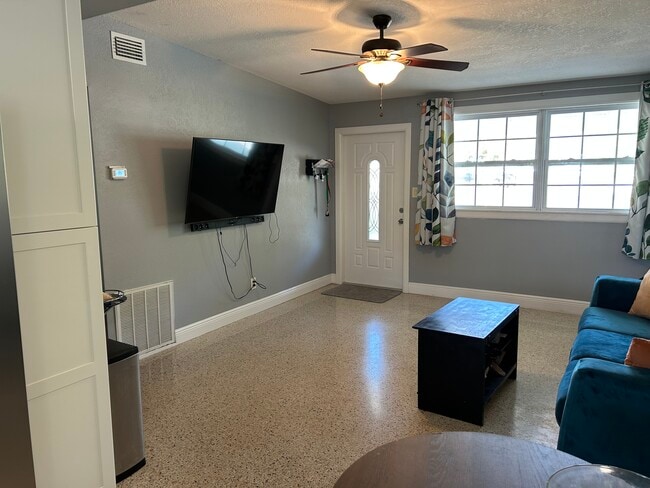 5698 Pershing St NE in St. Petersburg, FL - Building Photo - Building Photo