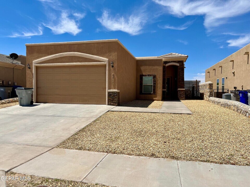 2213 Wild Point Pl in El Paso, TX - Building Photo