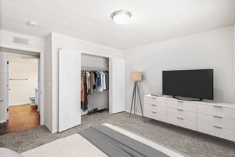 Stonebriar Woods Apartment Homes in Overland Park, KS - Foto de edificio - Building Photo