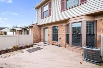 38887 Country Cir in Farmington Hills, MI - Foto de edificio - Building Photo