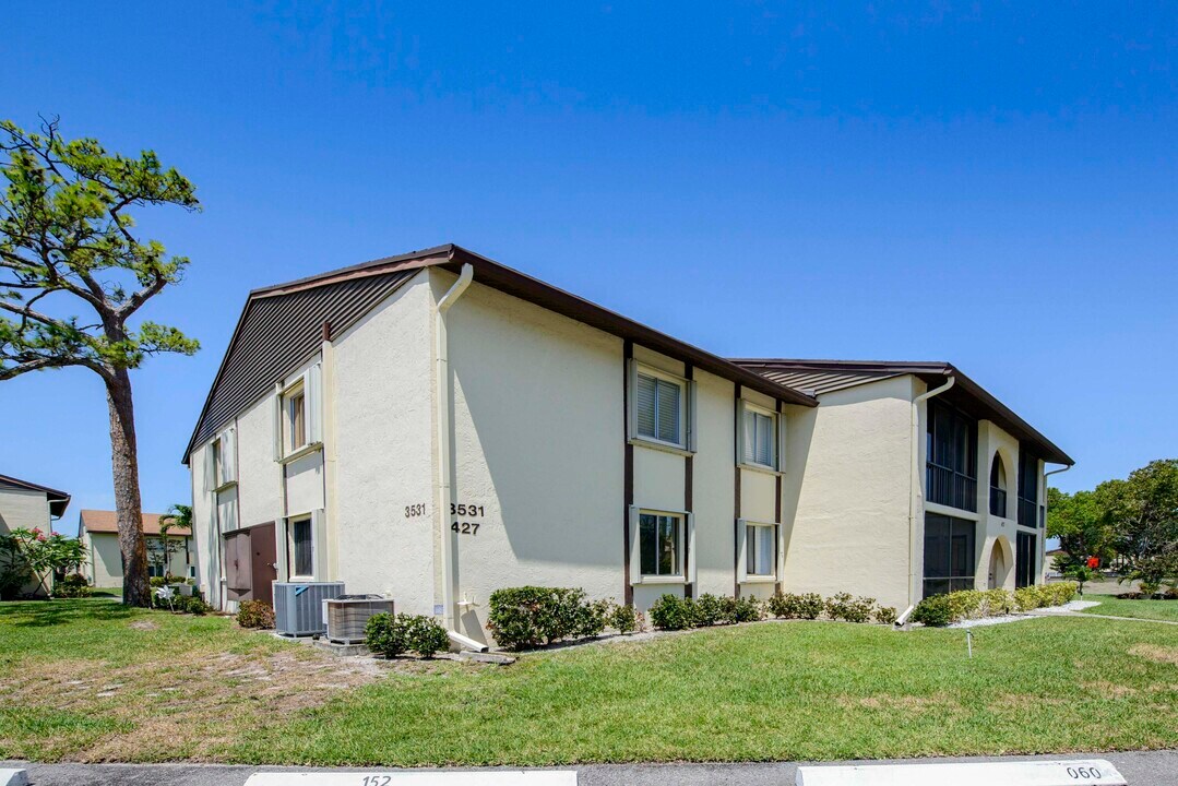 3531 Pine Needle Dr in Greenacres, FL - Building Photo