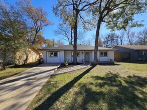 307 Hildred Ave in Conroe, TX - Building Photo - Building Photo