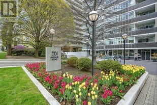 561 Avenue Rd in Toronto, ON - Building Photo