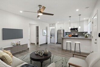 340 N 1st St in El Cajon, CA - Foto de edificio - Building Photo