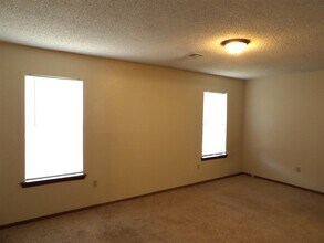 813 SW Chaucer Dr in Lawton, OK - Building Photo - Building Photo