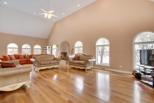 777 Shoe Factory Rd in Hoffman Estates, IL - Foto de edificio - Building Photo