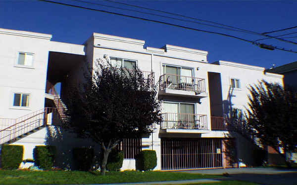 5226 Cartwright Ave in North Hollywood, CA - Building Photo