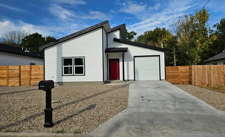 513 Sabine St in Lockhart, TX - Building Photo