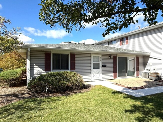 933 Sagamore Dr in Schaumburg, IL - Building Photo - Building Photo