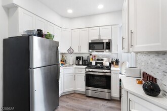 396 Bloomfield Ave in Caldwell, NJ - Building Photo - Building Photo
