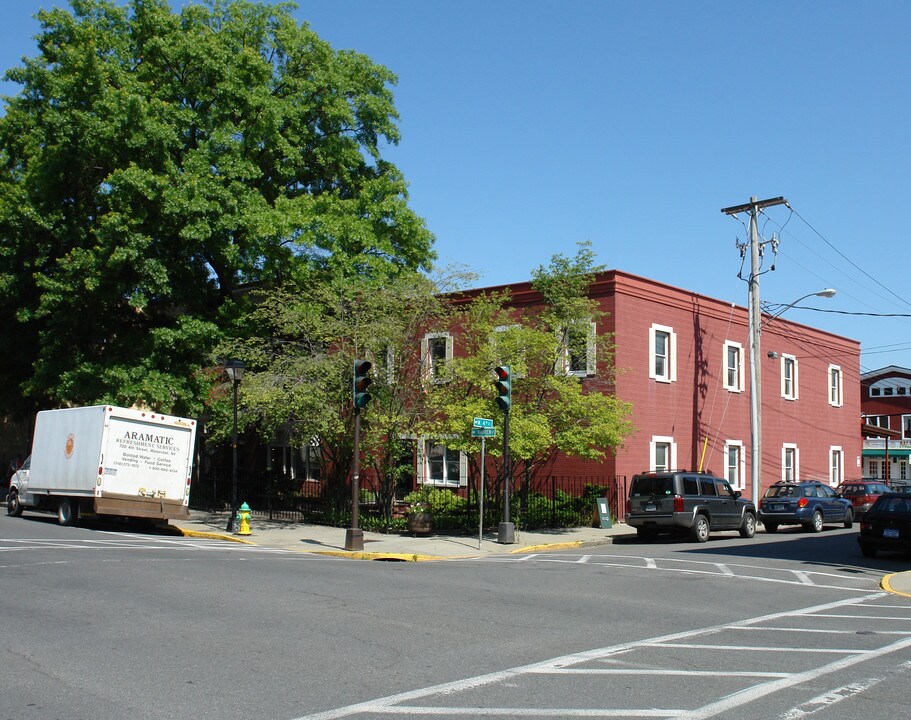 366 Warren St in Hudson, NY - Building Photo