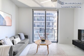 86 SW 8th St in Miami, FL - Building Photo - Building Photo