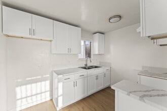 8006 S New Hampshire Ave in Los Angeles, CA - Building Photo - Building Photo