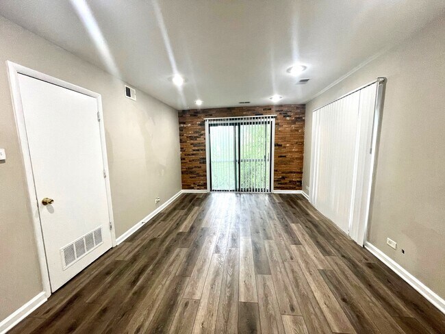 1970 Kenilworth Cir in Hoffman Estates, IL - Building Photo - Building Photo