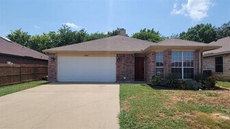 3047 Bosswood Ct in Grand Prairie, TX - Building Photo