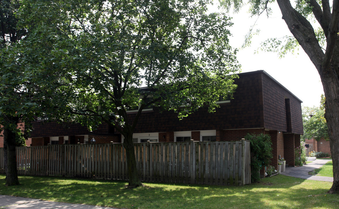 436 Silverstone Dr in Toronto, ON - Building Photo