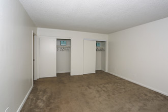 Green Tree Park Apt in Hemet, CA - Building Photo - Interior Photo