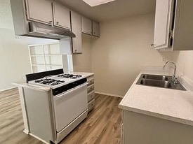 216 Cypress Ave, Unit K in Santa Ana, CA - Building Photo