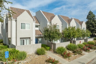Fountain Circle Townhomes in Davis, CA - Foto de edificio - Building Photo