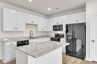 10 Lone Cypress St in Travelers Rest, SC - Foto de edificio - Building Photo