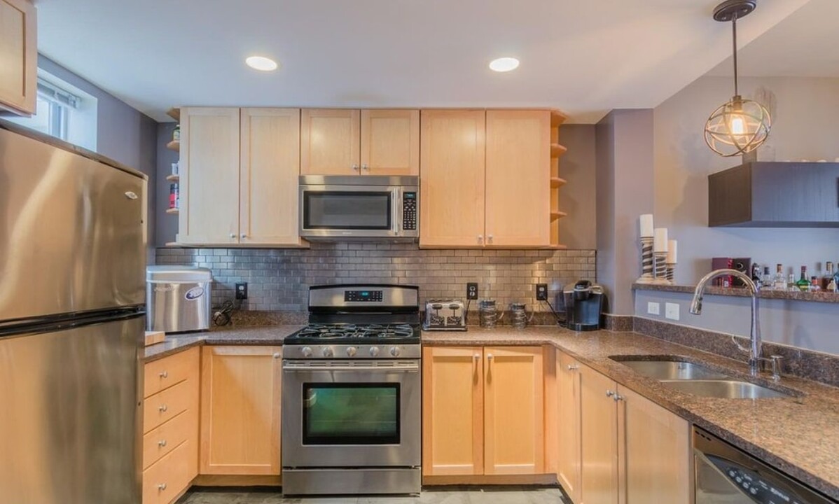 1726 Aliceanna St, Unit Apt304 in Baltimore, MD - Building Photo