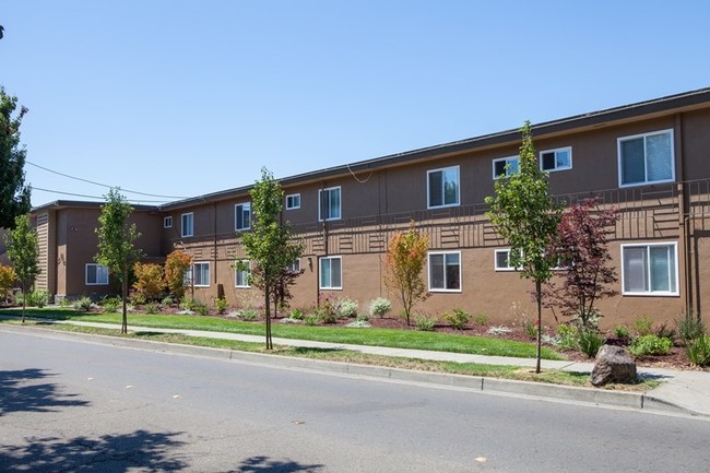 Preda Apartments in San Leandro, CA - Foto de edificio - Building Photo