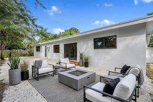 7132 SW 65th Ave in South Miami, FL - Building Photo