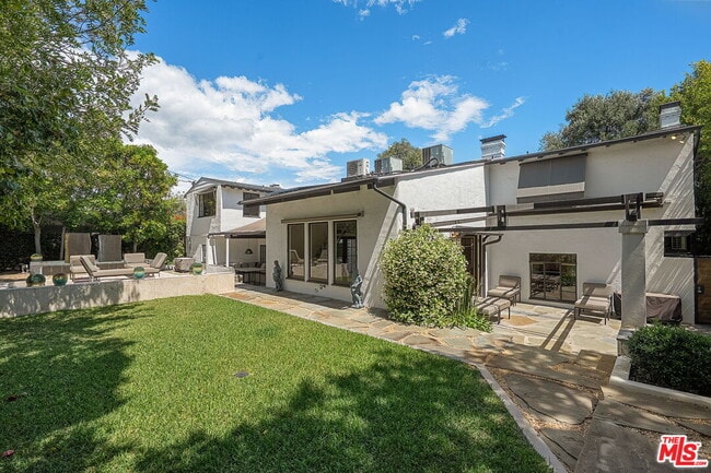 1323 Club View Dr in Los Angeles, CA - Building Photo - Building Photo