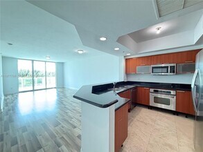 15051 Royal Oaks Ln in North Miami, FL - Building Photo - Building Photo