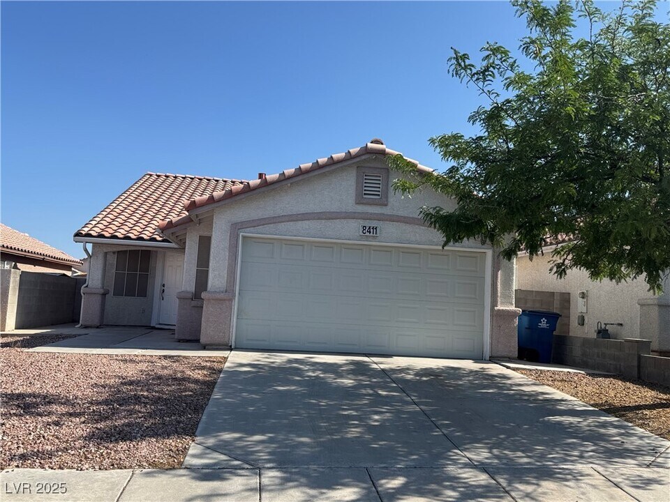 8411 W Rochelle Ave in Las Vegas, NV - Building Photo