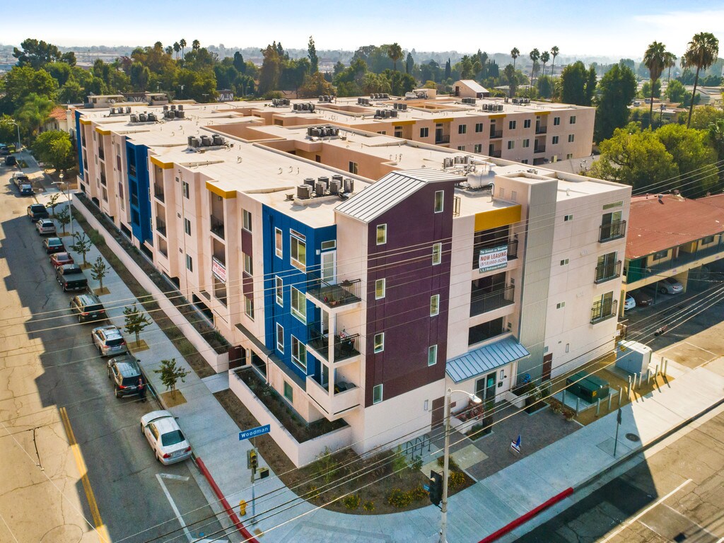 The Summit on Woodman Van Nuys, CA Apartments