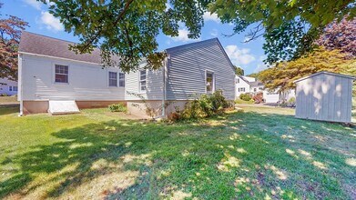 18 Federal St in West Hartford, CT - Foto de edificio - Building Photo