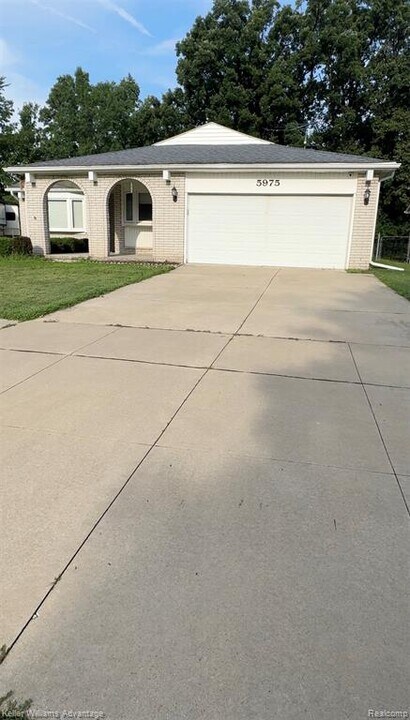 5975 Beaufort Dr in Canton Township, MI - Building Photo