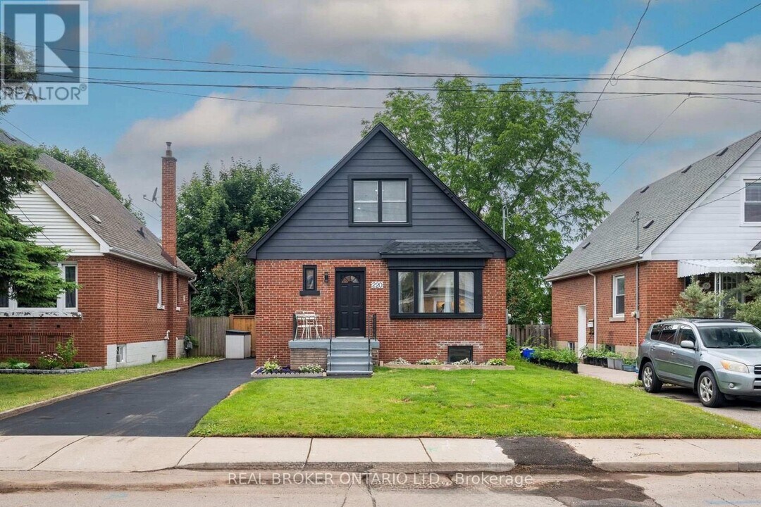 220 Holmesdale Ave in Hamilton, ON - Building Photo