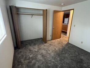 907 SE 8th St, Unit D in Grants Pass, OR - Building Photo - Building Photo