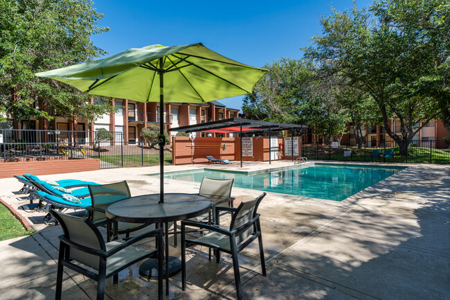 Vista Village Apartments in El Paso, TX - Foto de edificio - Building Photo