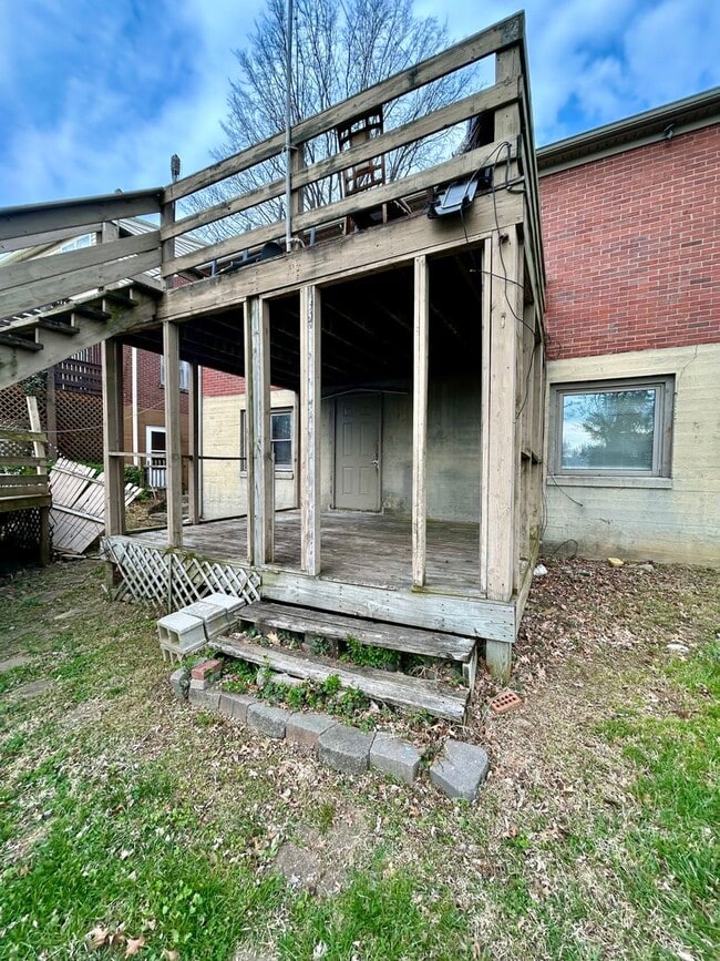 property at 325 S 3rd St