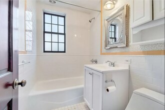 39-27 45th St, Unit 2 in Queens, NY - Foto de edificio - Building Photo