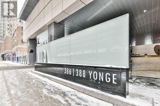386 Yonge St in Toronto, ON - Building Photo - Building Photo