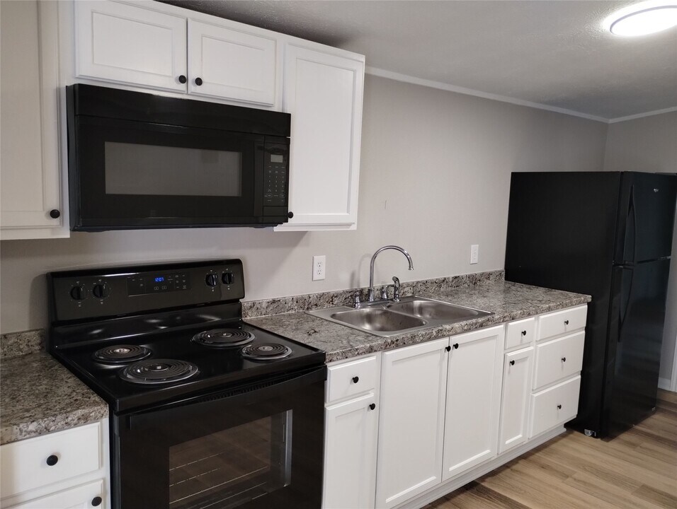 1121 Edgewood Dr in Richmond, TX - Building Photo