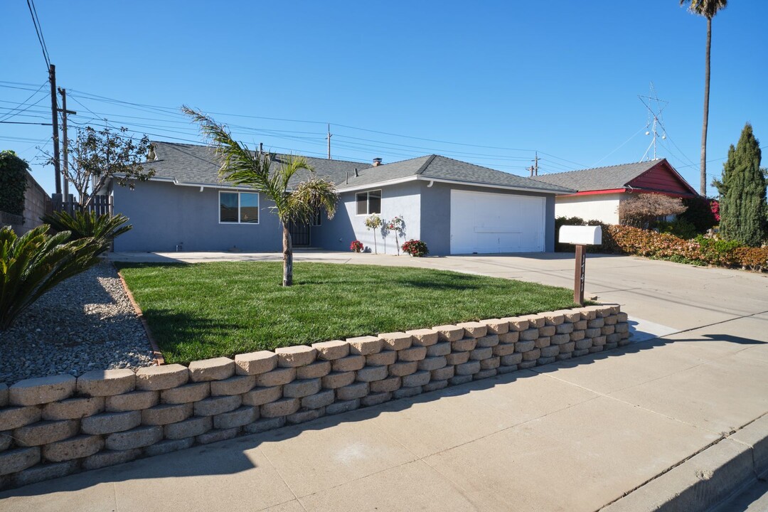 1741 N Dejoy St in Santa Maria, CA - Building Photo