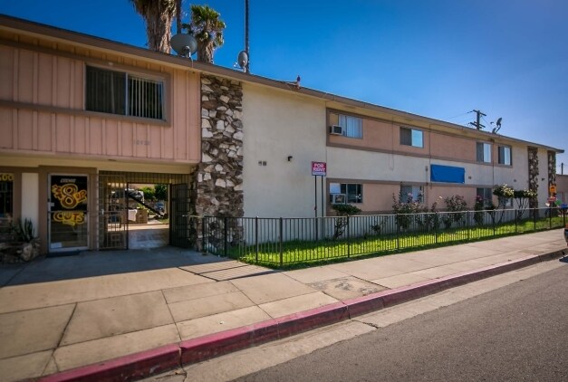 Ramona Apartments in El Monte, CA - Foto de edificio - Building Photo